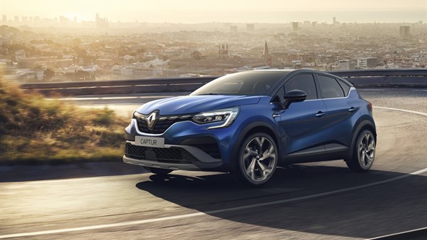 A couple walking towards their Renault Captur