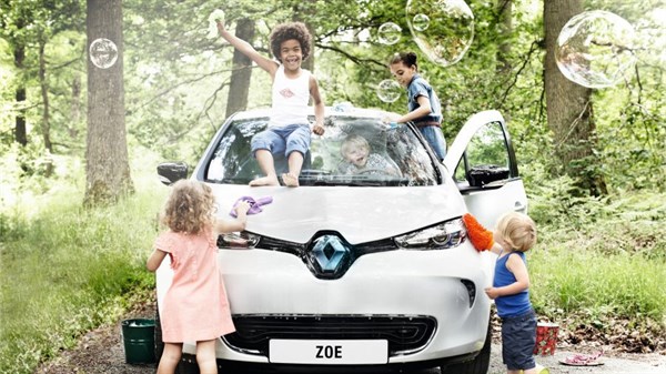 Kids playing with Renault Zoe electric car