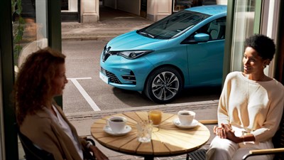 Renault Service - A businesswoman walking alongside her blue Twingo